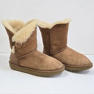 UGG Bailey Button Short Classic Shearling Winter Boots Sz. 7 Cozycore